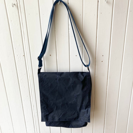 messenger oilskin bag - dark blue
